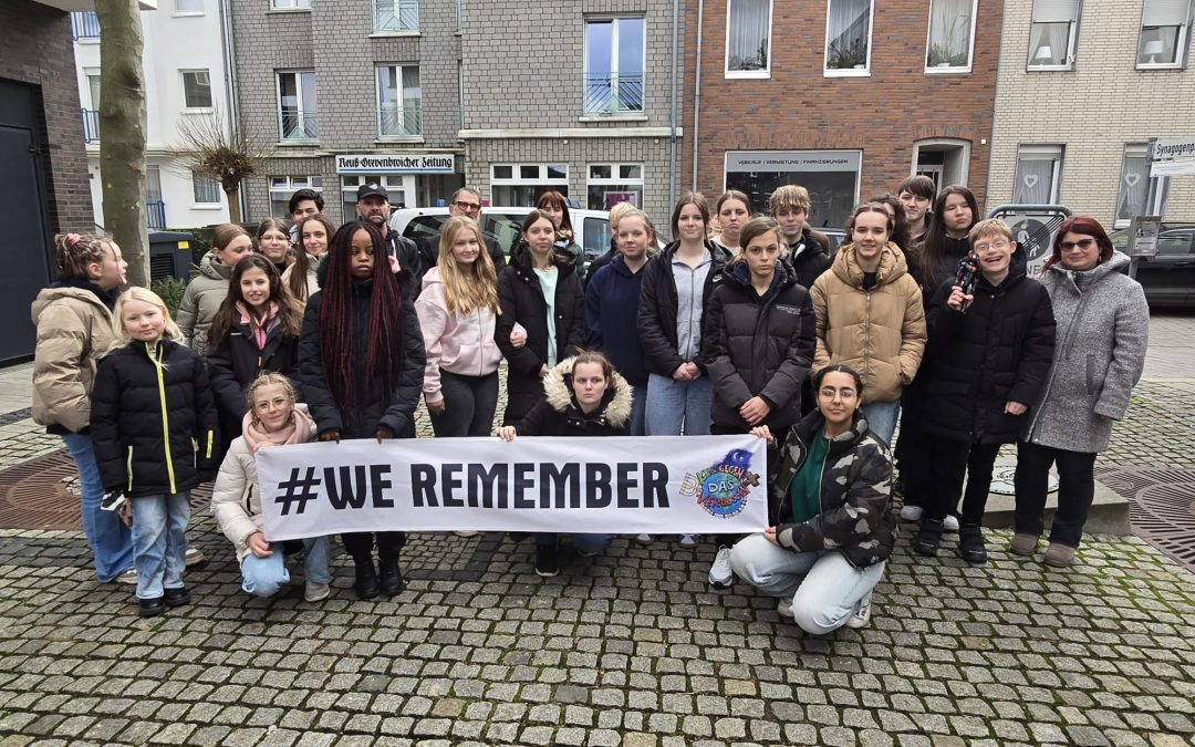 Facettenreiches Holocaustgedenken auf dem Synagogenplatz und in der Schule