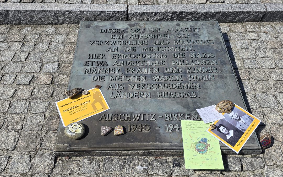 Würdiges Gedenken an Familie Katz und Manfred Faber im Rahmen der Gedenkstättenfahrt nach Auschwitz versus Holocaustverunglimpfung und Hass im Internet