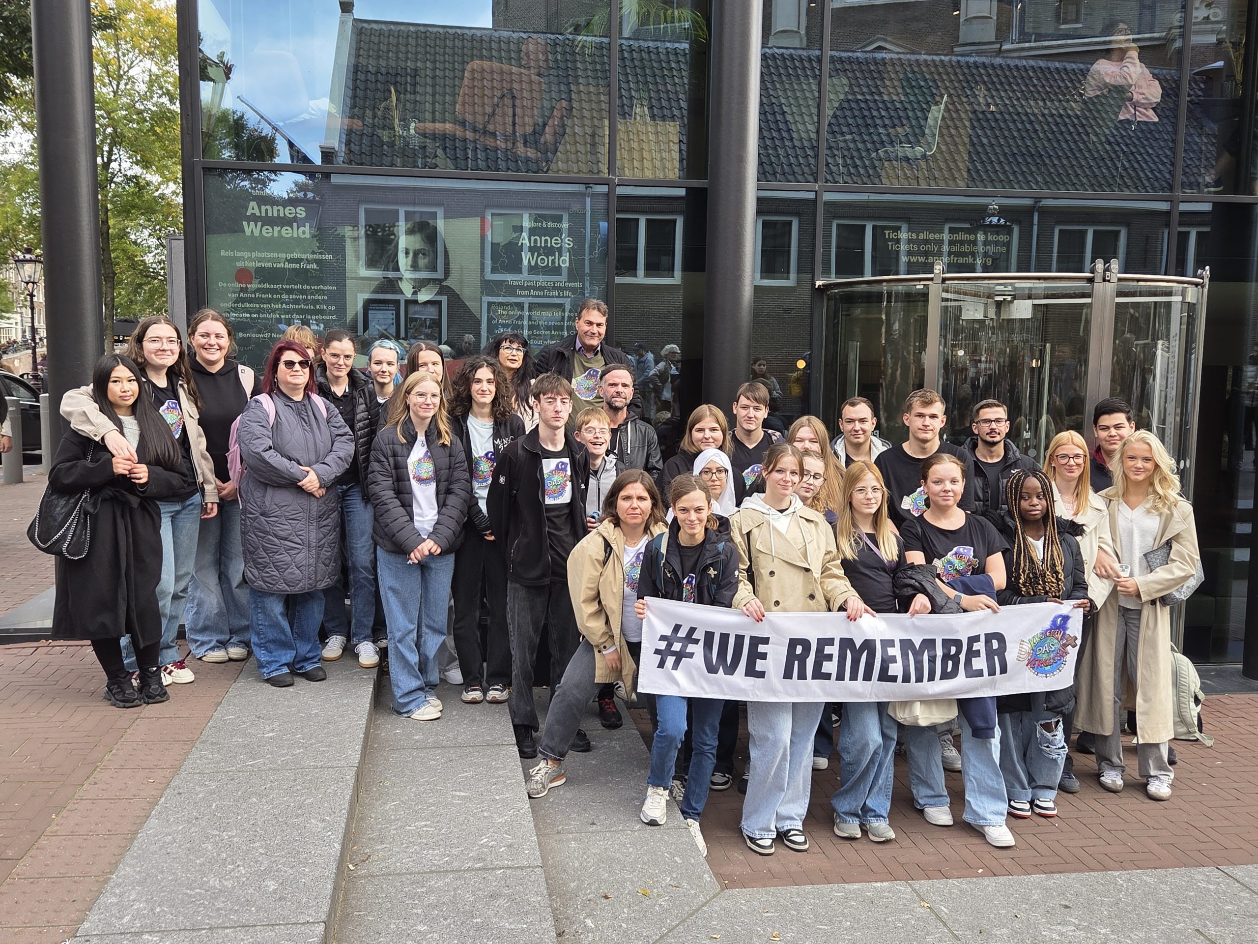 01 – Anne_Frank_Huis_Gruppenbild